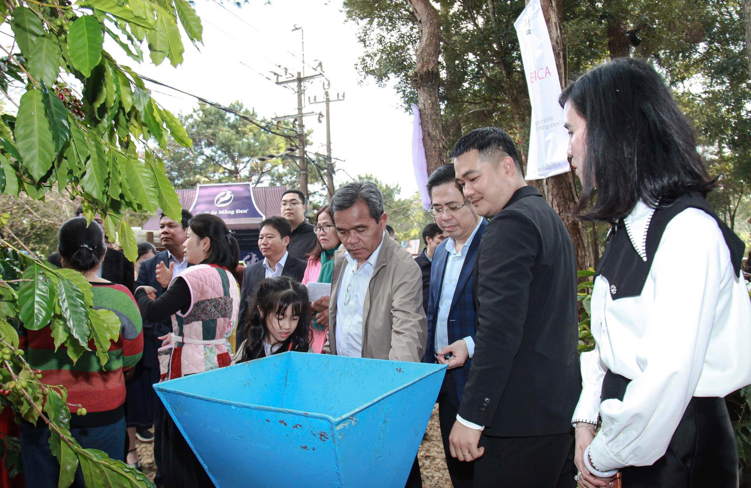 Khách tham quan trải nghiệm chế biến cà phê đặc sản Măng Đen tại gian hàng Hội Cà phê trong rừng thông
